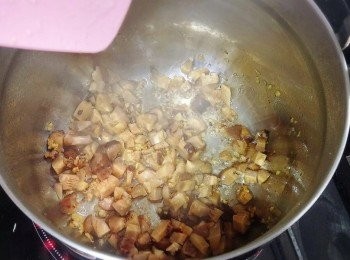 step4: 開鑊下油，先爆香蒜蓉及冬菇