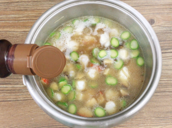 step3: 之後倒入雞湯，瑤柱水，麻油 及老抽，煮至滾後。