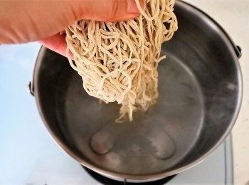 step1: 鍋中水煮滾後將麵條放入燙熟