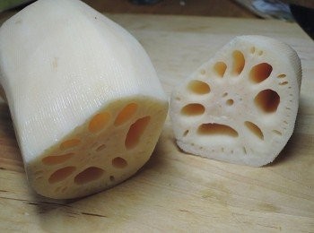 step1: 先用水把蓮藕外皮洗乾淨，並且去皮，再約三公分處切開