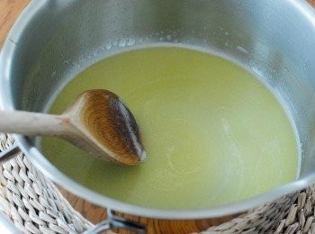 step1: 先將牛油、水及糖放入小煲內，煮沸後再煮兩分鐘
