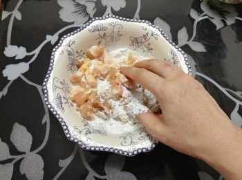step2: 雞軟骨均勻地沾上番薯粉