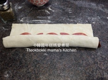 step7: 小心將餡料和酥皮皮一起卷實，