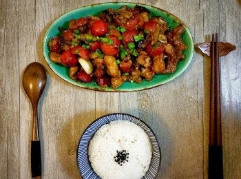 step4: 鍋前倒下生粉水收汁，不要收太幹哦，湯汁可以用來拌飯，酸甜下飯的山楂排骨就做好了，最後可以撒上少許蔥花裝飾一下。