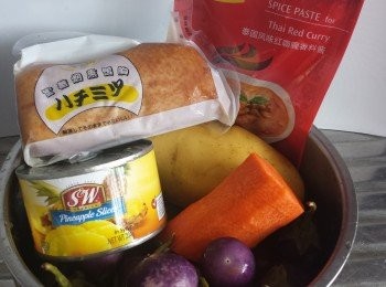 step1: 開動電飯煲，加熱後放入油燒至熱，再加入<span class="group_2">香料及醬料</span>炒香一會。