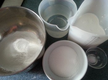 step1: 將蒟蒻粉.砂糖.伴勻加入凍滾水.椰漿.鹽.攪勻再煮溶