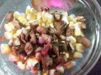 step2: 粟米去粒,加入大菇碎拌勻