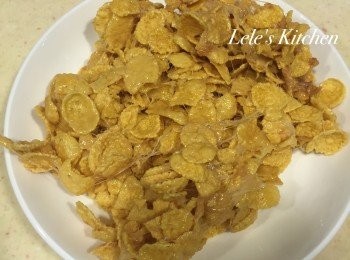 step4: 把玉米餅放入盤子壓扁，等待冷卻定型