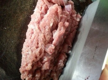 step2: 梅頭豬肉切片後剁碎備用