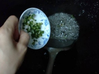 step8: 不停的翻動糖水直到煮到水快幹時，糖水由大泡轉為小泡,$~
*倒入炒過的蔥花
