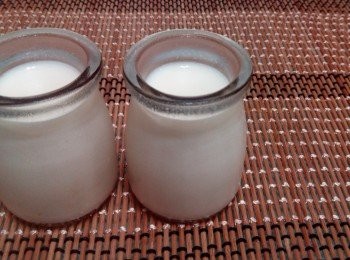 step6: 把榴槤肉分成小份，放在布甸瓶內，最後倒入牛奶忌廉雪至凝固便可。