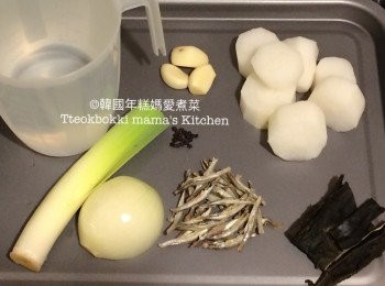 step1: 準備煲<span class="group_2">鯷魚高湯</span>材料，