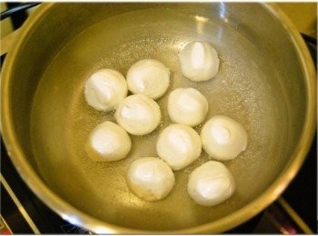 step2: 先將湯圓用滾水煮至全部浮起後，撈出備用。
