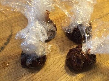 step4: 舖一張保鮮紙，將25g 榴槤朱古力放上，並搓成球狀