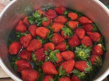 step1: 將草莓洗淨後泡水30分鐘