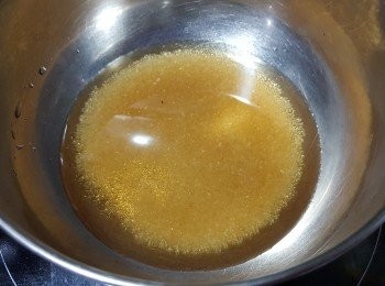 step8: <span class="group_3">糖漿料:</span>食用凍開水57g,砂糖57g煮溶灘凍待用.