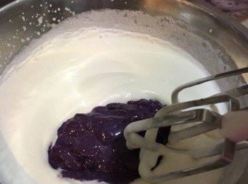 step6: 將淡忌廉倒入大碗，用攪拌器快速打至有波浪紋，跟住加入混合好既野莓煉奶，然後轉慢速攪勻，自己試一下甜度