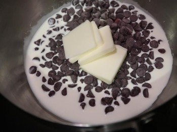 step3: 將鮮奶油、奶油、巧克力豆隔水加熱。