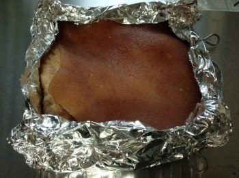 step4: 先擦上玫瑰露及米酒滲透後再擦上塩,胡椒,五香粉肉手搓均並按摩整塊肉,吊起待收風乾1-3小時令醃料完全滲透