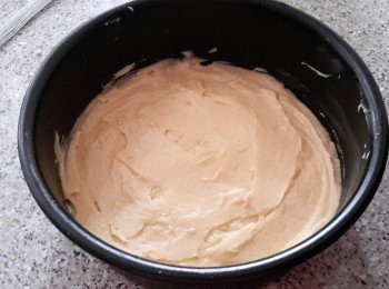 step4: 將蛋糕糊分兩份，分別放入兩個8吋蛋糕模內。放入烤箱180度烤15至18分鐘/ 也可將所有蛋糕糊放入一個蛋糕模內，烤40至50分鐘，待涼後切開