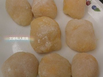 step3: 再撒上熟粉或椰絲即成。(熟粉做法是將糯米粉炒到聞到粉味即成)