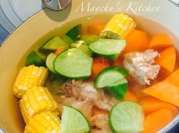 step3: 所有材料放入鍋，加大約8碗水，蓋上後先用中火將水煮滾，然後轉小火煲約1.5小時。熄火後不要開蓋焗約1小時。飲用前再用小火煲半小時即可。