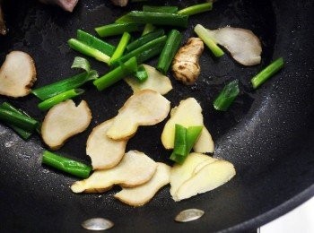 step1: 起鍋熱油，先爆香蔥薑，倒入豬小排骨反覆翻炒至變色。