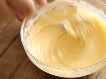 step4: 把中筋麵粉、粟粉和雲呢拿香油加入蛋黃中拌勻備用。