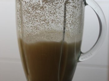 step2: 把杏仁加上清水放入攪伴機打成糊槳