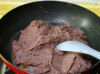 step7: 不粘鍋中倒入適量玉米油，全程小火，將紅豆蓉倒入鍋中，不斷翻炒片刻。