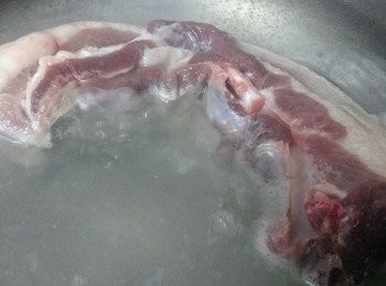 step2: 五花肉先燙至五分熟( 醬才好切)