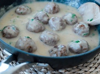 step6: 再加入肉丸，煮5分鐘，灑上巴西里碎即成！