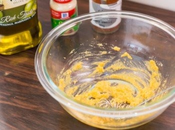 step4: 之後加入其他所有<span class="group_2">面料</span>材料（除細蔥外）拌勻備用