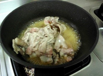 step3: <span class="group_1">照燒醬</span>煮滾後加入炒香豬肉片，直到收汁為止。