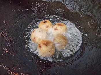 step5: 在鑊下油，燒紅後轉中細火，然後下芋球。炸的過程中，不時滾動芋球，令其炸得均勻。