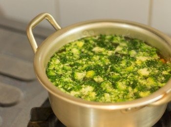 step3: 煲一煲熱水，加少許油及鹽，用中細火煮紅蘿蔔及西蘭花5分鐘(不用蓋著)