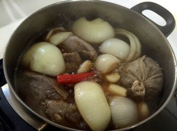 step3: 依序加入米酒、醬油、鹽、冰糖，再加入水醃過豬腱肉。