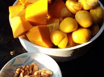 step1: 南瓜, 栗子去皮, 洗乾淨
(如果有信心南瓜冇咩農藥殘留, 建議連皮煲, 因為D 皮都有好多養份嫁!)