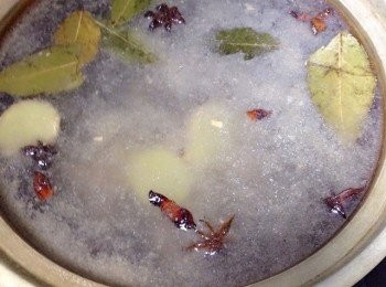 step6: 炒變色後的牛腩倒入開水的砂鍋，大火煮開15分鐘換中火。