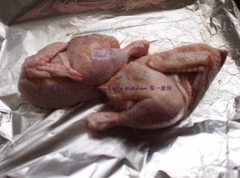 step2: 醃料步驟 
1. 冰鮮雞解凍後內外洗淨抹乾
2. 放在碟盤上或密封袋內, 把醃料塗勻雞內外; 密封好放入雪櫃醃3小時以上