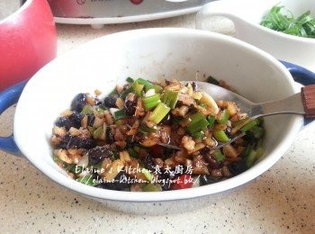 step10: 取出加入少許生抽 , 糖及熟油拌勻成豆豉醬備用