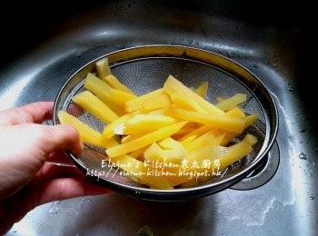 step2: 用中火煮3分鐘後盛起薯條 , 用水沖洗及瀝乾水份 , 用廚紙抹乾再放入食物袋