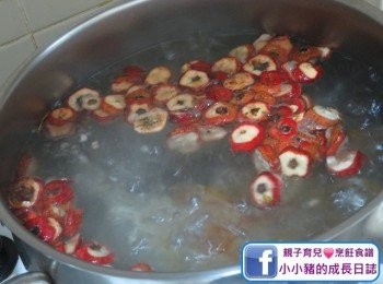 step2: 煲內放入4公升水，待水滾後加入所有材料(片糖除外)~