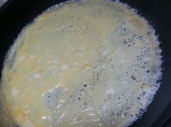 step9: 將蛋漿倒入慢火煎熟