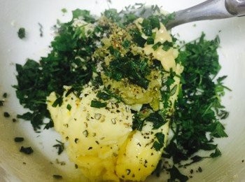 step3: 將所有材料加進牛油內，拌勻。