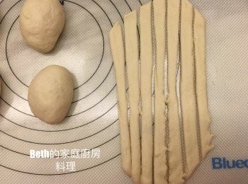 step4: 揉麵糰將空氣排出，先分成2半，其中一半均分成6等分，滾圓，塑形成橢圓形（身體）；再取另外一半麵糰的部分麵糰，桿平成長方形，切成寬1公分的長條數條（紗布）
