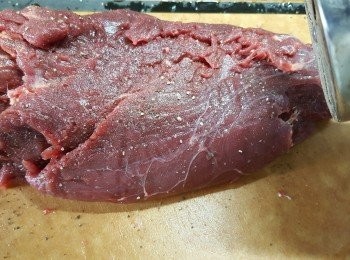 step2: 然後灑上適量黑椒碎搽勻