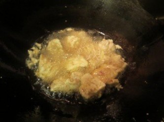 step4: 烧热油锅至油开始起泡(取一木筷插入油中见到筷的两侧均有泡冒起)，放入内片炸至金黄色捞出。当油温再升高，再将肉片炸多一次。(这可使多余油逼出和令肉片更脆口)