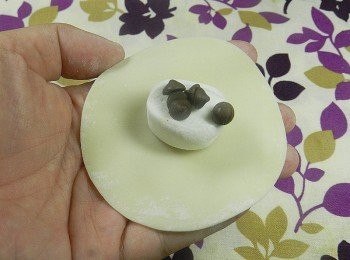 step1: 餃子皮包入半個棉花糖與巧克力