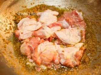 step3: 接著將雞肉倒入鍋內且煎至微焦後，加入高湯並煮滾。